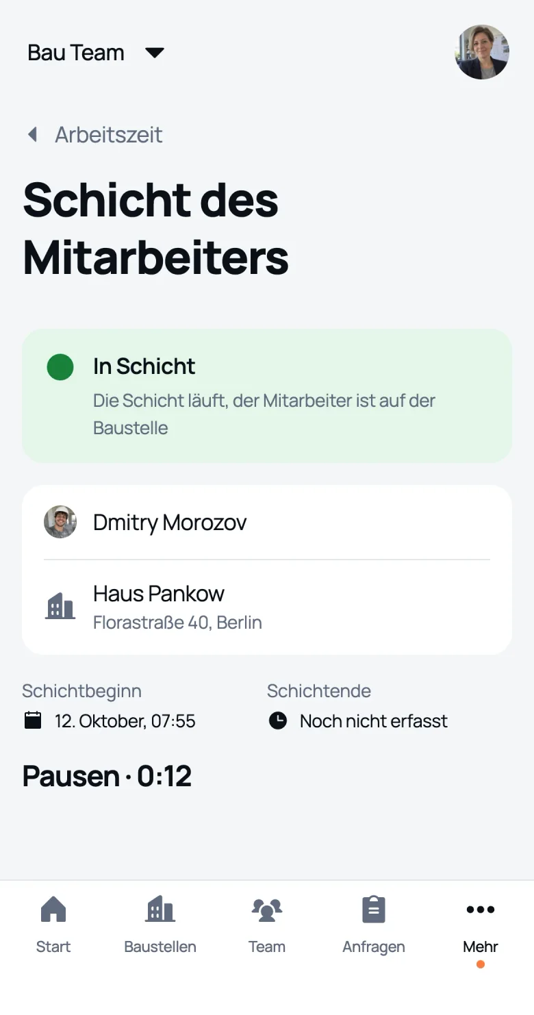 Schicht eines Mitarbeiters aus Sicht der Leitung: in der Schicht, Baustelle, Pause läuft